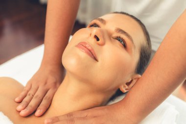 Kafkasyalı kadın müşteri stres önleyici spa masajının keyfini çıkarıyor ve lüks otel ya da oteldeki gündüz açık ortam güzellik salonunda güzellik teniyle eğleniyor. Sessiz.