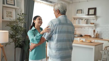 Mutlu dedem ve büyükannem evde el ele tutuşup dans ediyorlar. Sevimli son sınıf çifti, mutfağa destek olurken müzik eşliğinde vakit geçiriyorlar. Myrmidon.