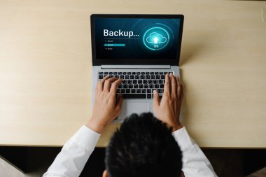 Yedek Depolama Verisi İnternet Teknolojisi İş Konsepti. Veritabanı depolama teknolojisi dosya aktarım paylaşımı, siber, büyük veri bilgileri, internet bankacılığı uygulaması indirme işlemi kolayca yapılır