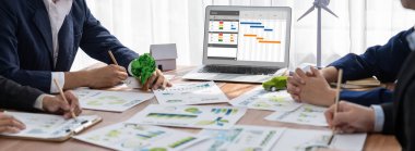 Ekip projesinin zaman çizelgesini gösteren bilgisayar ekranında canlı iş projesi yönetimi için proje planlama yazılımı