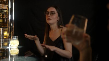 Lüks bir gece kulübünde arkadaşlarıyla birlikte gazoz içen güzel bir kadına odaklanıyor. Zeki barmen, canlı bir gece partisi atmosferinde harika bir içecek menüsü sağlıyor. Vinosity.