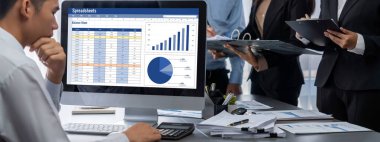 İş zekası ve veri analizi kavramı. Analizci ekibi laptop ekranında finansal veri analizi üzerinde çalışıyor. Etkili iş stratejik planlama için pazarlama göstergesi olarak. İçgörü