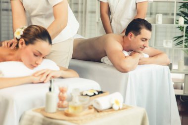 Kafkas çift müşterisi stres önleyici spa masajının keyfini çıkarıyor ve lüks otel veya oteldeki gündüz açık hava ortamında güzellik teniyle eğleniyor. Sessiz.