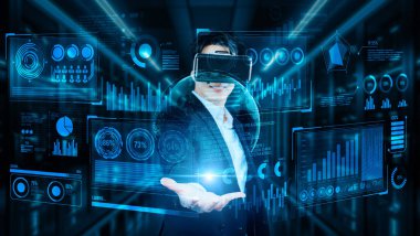 Proje yöneticisi veri merkezinde VR gözlük takarken mali hologram tutuyor. Artırılmış gerçeklik teknolojisi kullanarak pazarlama verilerine bakıp erişen profesyonel bir iş adamı. Yaratıcılık.