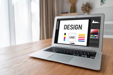 Web sayfasının modern tasarımı ve bilgisayar ekranında gösterilen ticari reklamlar için grafiksel tasarımcı yazılımı