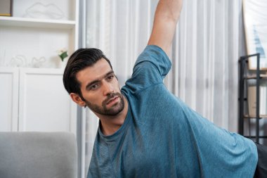 Atletik vücut ve aktif sporcu, sağlıklı vücut çalışma yaşam tarzı konsepti olarak neşeli ev egzersizlerinde kas kazanma egzersizi yapmak için mobilyaları kullanıyor..