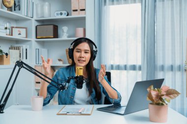 Kot pantolon giyen, yaratıcı yayın yapan genç Asyalı sunucu stüdyo dinleyicisiyle günlük hayatta pazarlamayı ya da danışmanı tanıtmayı online olarak anlatıyor. Taktik.