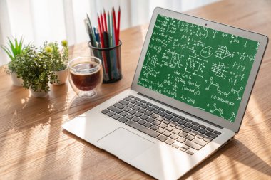 Bilgisayar ekranında bilim ve eğitim kavramını gösteren matematiksel denklemler ve modem formülü