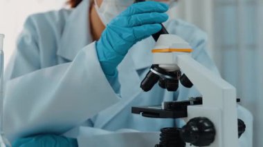 Laboratuvar araştırmacısı yeni bir ilaç geliştirir ya da tedavi eder. Laboratuvar tüpünde renkli kimyasal sıvı kullanır. Mikrobiyoloji uzmanlığı ve laboratuvar ekipmanları ile sağlık hizmetlerinin teknolojik gelişimi. Katı.