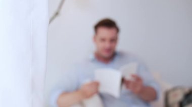 Kanepede oturan orta yaşlı bir adam, sosyal ve hayal gücü ile ilgili fantezi kurgu kitapları okurdu. Çocukları akıllı bir baba olmak için yetiştirirdi. Hayat boyu öğrenme konsepti. Uyumsuzluk.