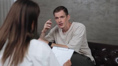 Psikolojik konsültasyon zihinsel problemde iyileşme kaydediyor, genç hasta terapi seansında, psikiyatrist de akıl hastalıkları konusunda tanı koyuyor. Zihinsel tedavi seansı. Düzenle