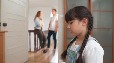 Stresli ve mutsuz genç kız köşeye kıvrılıp kulaklarını kapatarak arka planda ebeveyninin tartışmasını engelliyor. Evde aile içi şiddet ve travmatik çocukluk depresyona dönüşür. Titiz