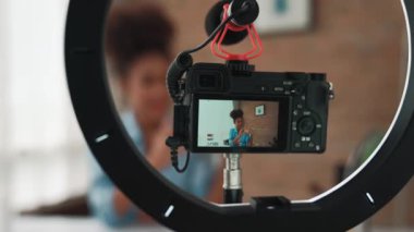 Kamera görüntüsü, kadın nüfuzlu kaydedici canlı yayın video görüntüsü, makyaj, sosyal medya ya da blog. Çevrimiçi pazarlama yayını için kozmetik stüdyo ışıklandırması olan kız.