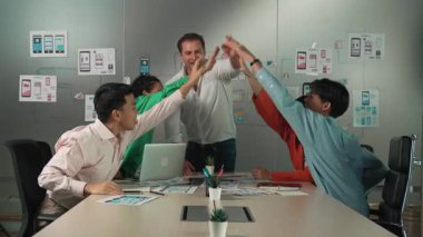 Bir grup başarılı iş adamı toplantıda el ele tutuşuyor. Çeşitlilik uzmanı bir yığın el yapıyor. Birlik ve dostluk göstergesi. Takım olarak katılacağım. Yönlendirici.