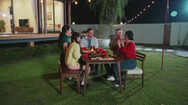 Aile tatilini kutlamak için toplanır. Ebeveynler, büyükanne ve büyükbabalar ve kız konuşmak ve akşam yemeği yemek için bir araya geldiler. Sevimli akrabalarla vakit geçirmek için açık hava aktivitesi kuşaklar arası fark yaratıyor. Uyumsuzluk.