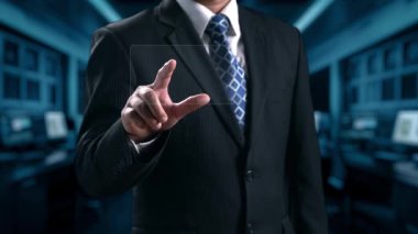 İş adamı, tahminsel büyük veri modellerinden gerçek zamanlı analizlere uzanan eğilimleri ve görüşleri ortaya çıkarmak için veri analizlerini derinlemesine inceleyerek, veri güdümlü kararların analitik endüstrileri UUID 'ye nasıl yönlendireceğini öğrenir