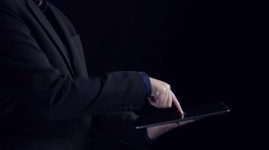 İş adamı ağ kurar, değerli bağlantılar kurar. Profesyonel ağı ve fırsatları genişletmek için etkili insan ağ oluşturma stratejileri UUID