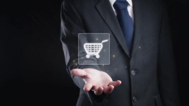 İş adamı çok kanallı stratejileri entegre ediyor, çevrimiçi alışveriş ve pazarlama erişimini artırıyor. Birbirine bağlı marka deneyimleri yaratmak için çok kanallı pazarlamanın gücünü keşfedin. Kullanıcı Kimliği