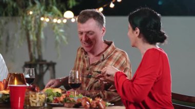 Yaşlı çift tatilini bahçede kutluyor. Emeklilik yaşlıları yemek yiyor. Rahatlamak, lezzetli yemekler yemek ve aile bağımızı güçlendirmek için dışarıda kamp yapmak. Uyumsuzluk.