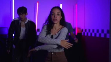 Kameranın önünde dans eden yetenekli break dansçı farklı arkadaşları pop ya da hip hop müziği dinlemek için arkada dans ediyor. Çekici performans ekibi kameraya doğru hareketli hareketler sergiliyor. Mutluluk.