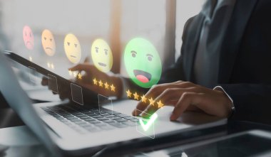 İş adamı müşteri memnuniyet değerlendirmesi verilerini analiz eder ve hizmet kalitesini artırmaya çalışır. Müşteri memnuniyeti ve sadakatini arttırmak için koz değerlendirmeleri. EIDE