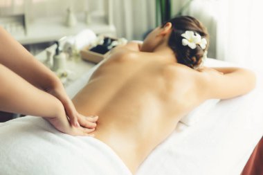 Kafkasyalı kadın müşteri stres önleyici spa masajının keyfini çıkarıyor ve lüks otel ya da oteldeki gündüz açık ortam güzellik salonunda güzellik teniyle eğleniyor. Sessiz.