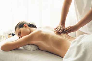 Kafkasyalı kadın müşteri stres önleyici spa masajının keyfini çıkarıyor ve lüks otel ya da oteldeki gündüz açık ortam güzellik salonunda güzellik teniyle eğleniyor. Sessiz.