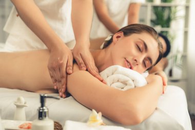 Kafkas çift müşterisi stres önleyici spa masajının keyfini çıkarıyor ve lüks otel veya oteldeki gündüz açık hava ortamında güzellik teniyle eğleniyor. Sessiz.