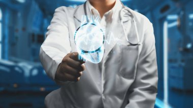 Doktorun elinde insan kalbi anatomisi hologramı olan büyüteçle laboratuvarda bulanık bir arka plan olan bir büyüteç tutmasına yakın çekim. Kalp röntgenini kontrol eden ve teşhis eden yetenekli bir tıp çalışanı. İyileştirici.