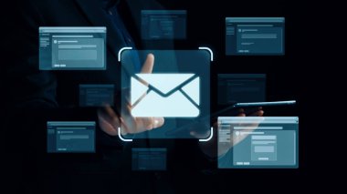 İş adamı e-posta kutusunu kontrol ediyor, daha iyi verimlilik için mesajları düzenliyor ve önceliklerini belirliyor. Etkili iletişim için akıllı e-posta teknikleri öğren. Kullanıcı Kimliği