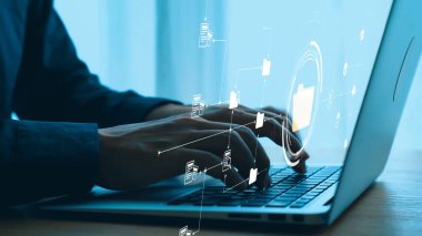 Verimli çalışma süreçleri için çevrimiçi belge dizinlerini yöneten iş adamı. Tüm önemli çevrimiçi belgelerinize kolayca güvenli ve hızlı bir şekilde erişim sağlayın. Kullanıcı Kimliği