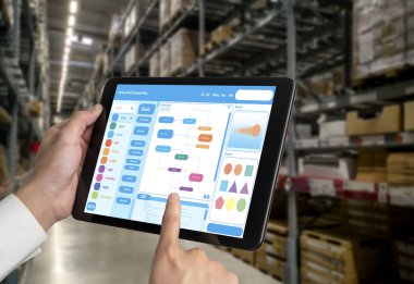 Okul eğitimi için geliştirilen kodlama ve programlama yazılımı. Basitleştirilmiş program, öğrenci çocuklar için okul sınıfında temel kodlama ve programlama eğitimi için kolay yazılım.