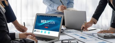 İş zekası ve veri analizi kavramı. Analizci ekibi laptop ekranında finansal veri analizi üzerinde çalışıyor. Etkili iş stratejik planlama için pazarlama göstergesi olarak. İçgörü