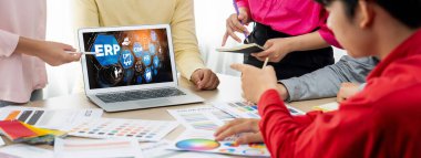 Pazarlama stratejisini planlamak için ERP girişimi kaynak planlama yazılımı