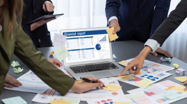 Analizci ekibi yaratıcı ve analitik beyin fırtınası fikri için bilgisayar ekranında BI veri paneli olan yapışkan bir not kullanıyor. Pazarlama stratejisi için finansal veri görselleştirme teknolojisini analiz et. Dahi.