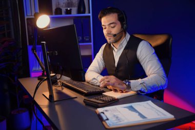 Zeki işadamı grup halinde uzaktan satış ekibiyle buluşuyor ve hedef kitle pazar veritabanındaki araştırmalarını Neon Dark Light Office 'de özel bir hizmetiyle bilgisayar üzerinde yoğunlaştırıyor. Tahmin et..