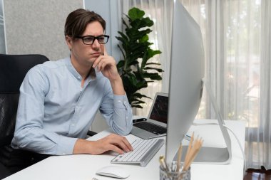 Güncellenmiş sürüm uygulama projesi denemesi ile ilgili kodlama programı ile pc align çalışma dizüstü bilgisayarı üzerinde çalışan çevrimiçi yazılım geliştirme bilgilerine bakan IT geliştiricisi yeni bir kod genel sistemi yaratıyor. Bireysel.