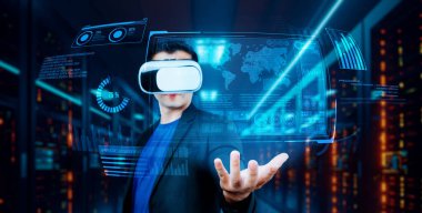 Proje yöneticisi veri merkezinde VR gözlük takarken mali hologram tutuyor. Artırılmış gerçeklik teknolojisi kullanarak pazarlama verilerine bakıp erişen profesyonel bir iş adamı. Yaratıcılık.