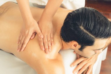 Kafkas erkek müşteri stres önleyici spa masajının keyfini çıkarıyor ve lüks otel veya oteldeki gündüz açık hava ortamında güzellik derisi eğlencesi ile şımartıyor. Sessiz.