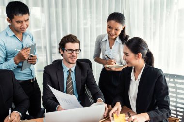 Modern ofis ortamında çalışan çeşitli etnik gruplardan çeşitli iş adamları. Üretken ve çok ırklı ofis çalışanları stratejik ticari pazarlama konusunda tartışmaya giriştiler. Çok titiz.