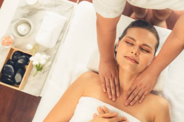 Panorama manzaralı kadın müşteri stres önleyici spa masajından zevk alıyor ve lüks otel veya oteldeki gündüz açık hava ortamında güzellik teniyle eğleniyor. Sessiz.