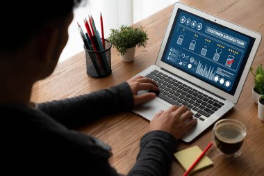 Pazarlama stratejisi planlaması için modem yazılım bilgisayarında müşteri memnuniyeti ve değerlendirme analizi