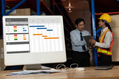 Ekip projesinin zaman çizelgesini gösteren bilgisayar ekranında, modern iş projesi yönetimi için proje planlama yazılımı