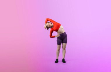 Vücut uzunluğunun tamamı atletik ve sportif genç bir kadın tarafından izole edilmiş arka planda egzersiz öncesi duruş için vücut ısısı ve esneme ile çekildi. Sağlıklı aktif ve vücut bakımı yaşam tarzı.