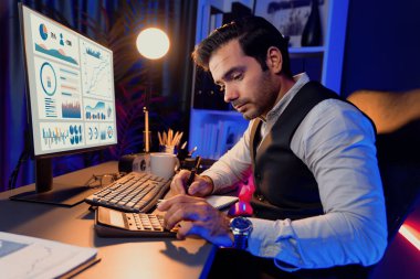 Akıllı iş adamı evrak raporlarını analiz eder, satış çeyreği online kanalı için kar ya da zarar hesaplar ürün servisinde hedef kitle pazar müşterisini neon karanlık ışık odasında karşılaştırır. Tahmin et..