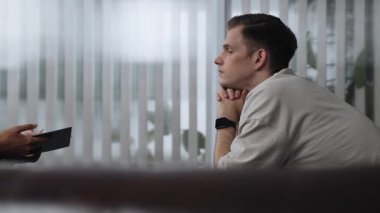 Psikolojik konsültasyon zihinsel problemde iyileşme kaydediyor, genç hasta terapi seansında, psikiyatrist de akıl hastalıkları konusunda tanı koyuyor. Zihinsel tedavi seansı. Düzenle