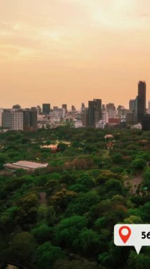 Sosyal medya simgeleri, sosyal ağ uygulama platformu üzerinden insanların karşılıklı bağlantılarını gösteriyor. Çevrimiçi toplum ve sosyal medya pazarlama stratejisi kavramı .