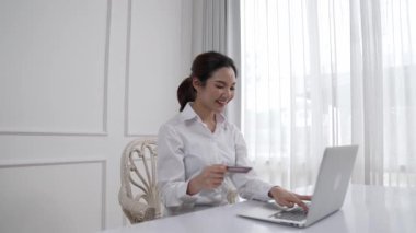 Kadın alışverişi ya da internet pazarında online ödeme modern yaşam tarzı için satılık eşyalar arıyor ve canlı siber güvenlik yazılımı tarafından korunan cüzdandan çevrimiçi ödeme için kredi kartı kullanıyor