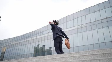 Başarılı bir iş adamı yürürken satışların artmasını kutluyor. Mutlu proje yöneticisi ya da erkek lider başarılı bir projeyle gurur duyuyor, terfi alıyor, iş buluyor. Aşırı sevinç ve mutluluk. Sevinçli..