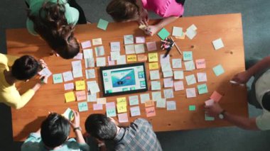 Tablet kablo prototipine bakarken, web tasarımı hakkında beyin fırtınası yapan ve planlayan programcıların tepeden tırnağa görüntüsü. Yetenekli müteahhit takımının dijital uygulamadan bahseden hava görüşü. Sempozyum.